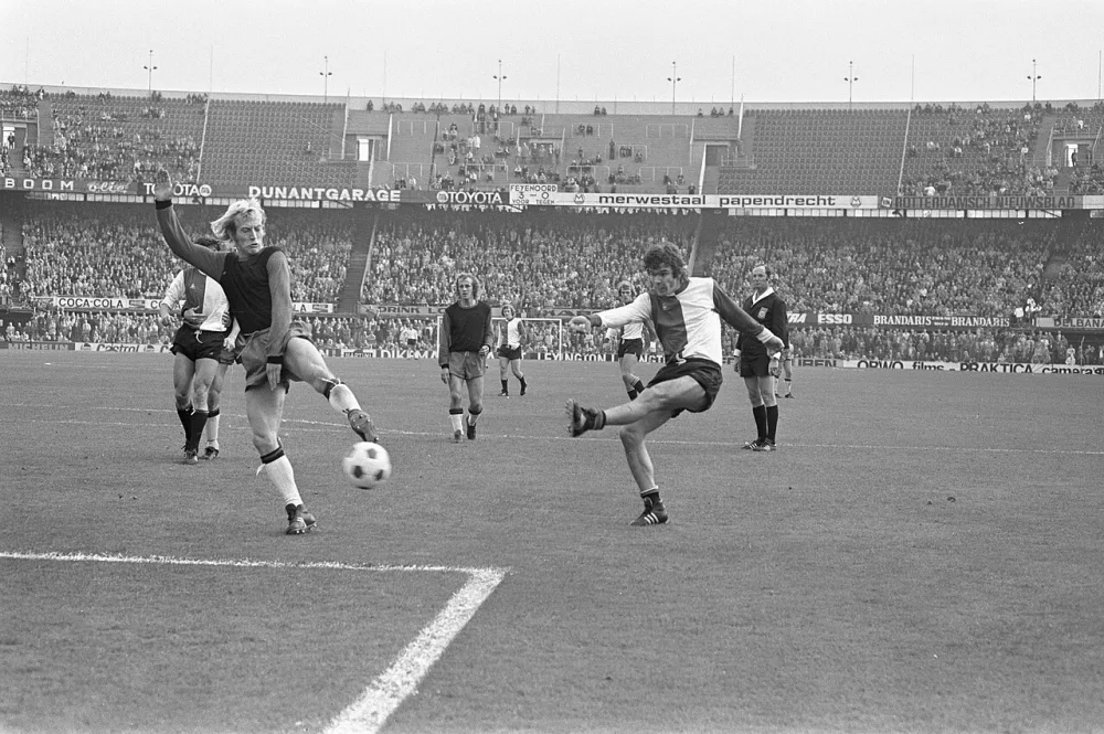 Feyenoord tegen Excelsior 7-0, Wim van Hanegem (rechts) scoort 4-0. Foto: Rob C. Croes / Anefo, Nationaal Archief (CC0).
