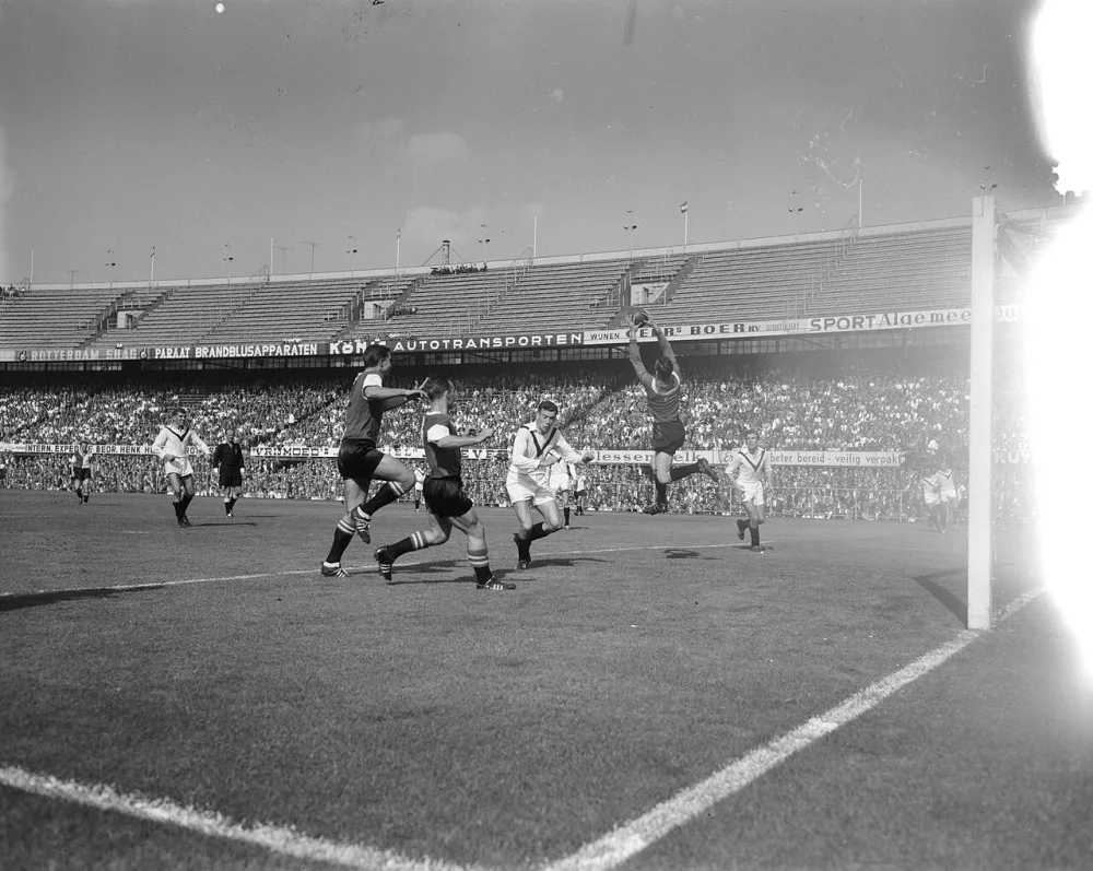 Feyenoord tegen SC Enschede. Foto: Henk Lindeboom / Anefo, Nationaal Archief (CC0).