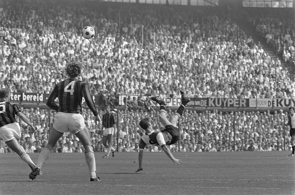 Kindvall (Feyenoord) in actie. Foto: fotograaf onbekend / Anefo, Nationaal Archief (CC0).