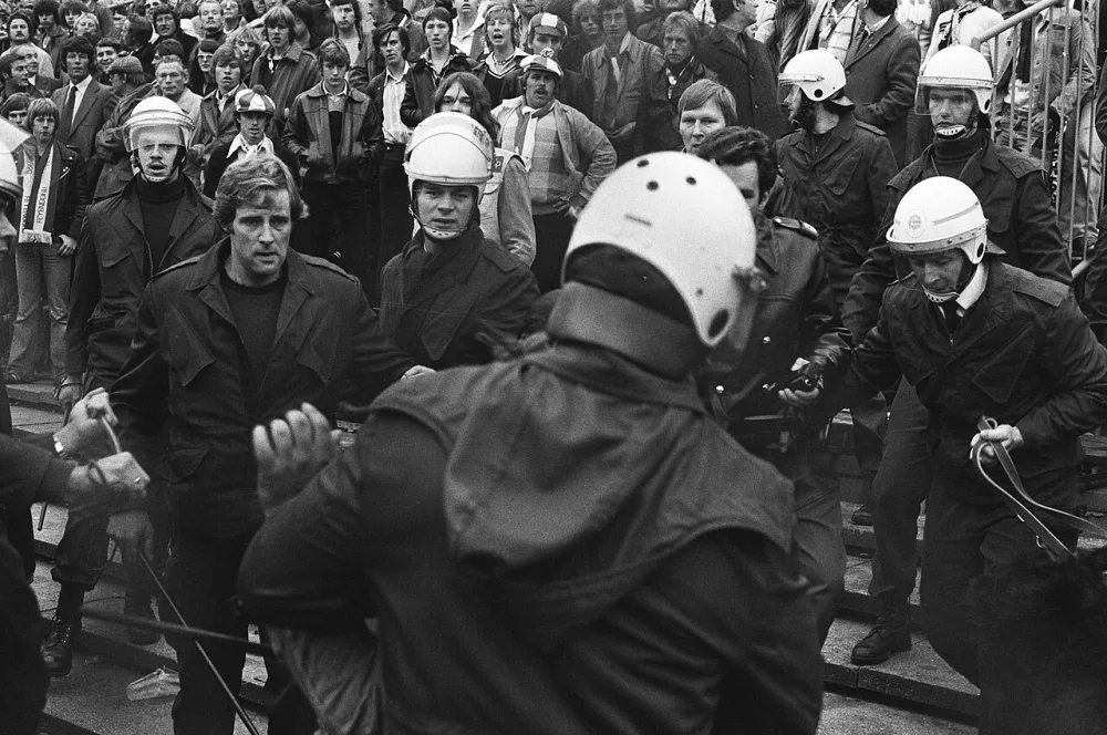 KNVB-beker Volendam tegen Feyenoord 2-1, relletjes met politie op tribune. Foto: Bert Verhoeff / Anefo, Nationaal Archief (CC0).