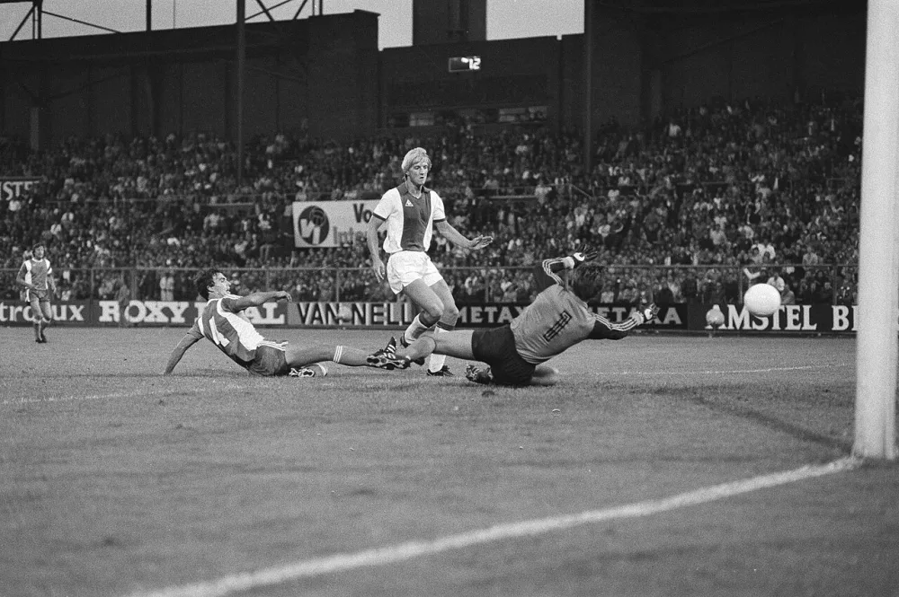 Wim Kieft scoort 1-0. Foto: Marcel Antonisse / Anefo, Nationaal Archief (CC0).