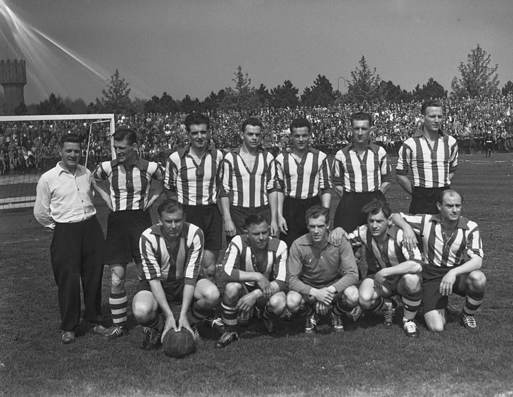 Voetbal Eindhoven tegen Feyenoord 1-1. Elftal Eindhoven. Foto: J.D. Noske / Anefo, Nationaal Archief (CC0).