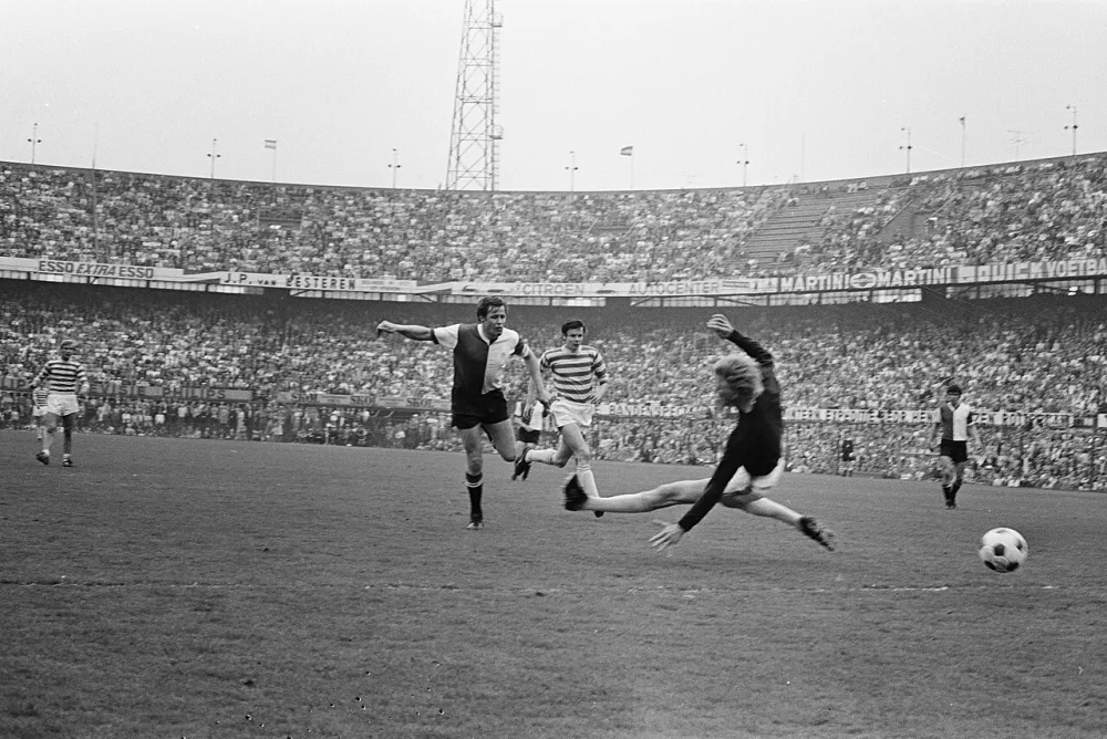 Feijenoord tegen Holland-Sport 8-2; doelpunt van Israel. Foto: Bert Verhoeff / Anefo, Nationaal Archief (CC0).