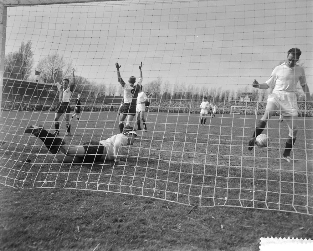 ADO tegen Feyenoord 0-2. Schouten scoort uit strafschop. Foto: Herbert Behrens / Anefo, Nationaal Archief (CC0).