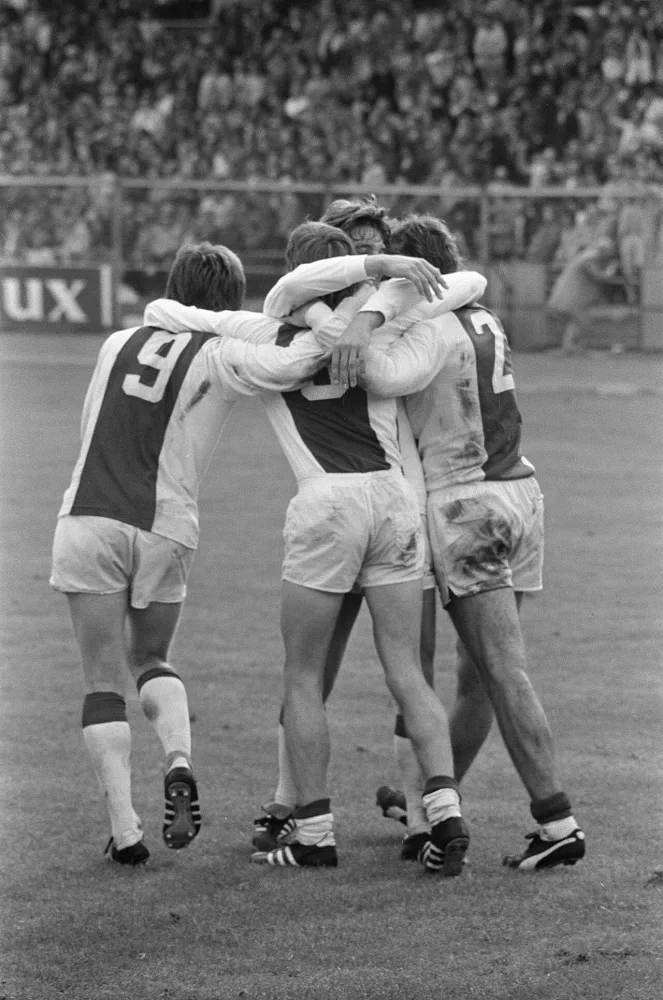 Ajax tegen Feyenoord 2-1, juichende Ajax-spelers. Foto: Bert Verhoeff / Anefo, Nationaal Archief (CC0).