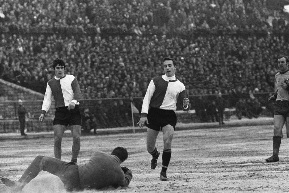 Vorwarts Berlin tegen Feyenoord 1-0 in Europa Cup I. Keeper Zulkowski (op rug) duikt op bal, links Van Hanegem, rechts Kindvall. Foto: Eric Koch / Anefo, Nationaal Archief (CC0).