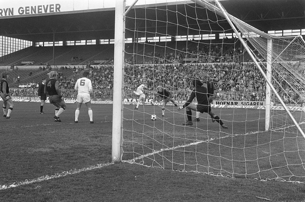 Excelsior tegen Feyenoord 1-6, eerste doelpunt voor Feyenoord. Foto: Rob C. Croes / Anefo, Nationaal Archief (CC0).