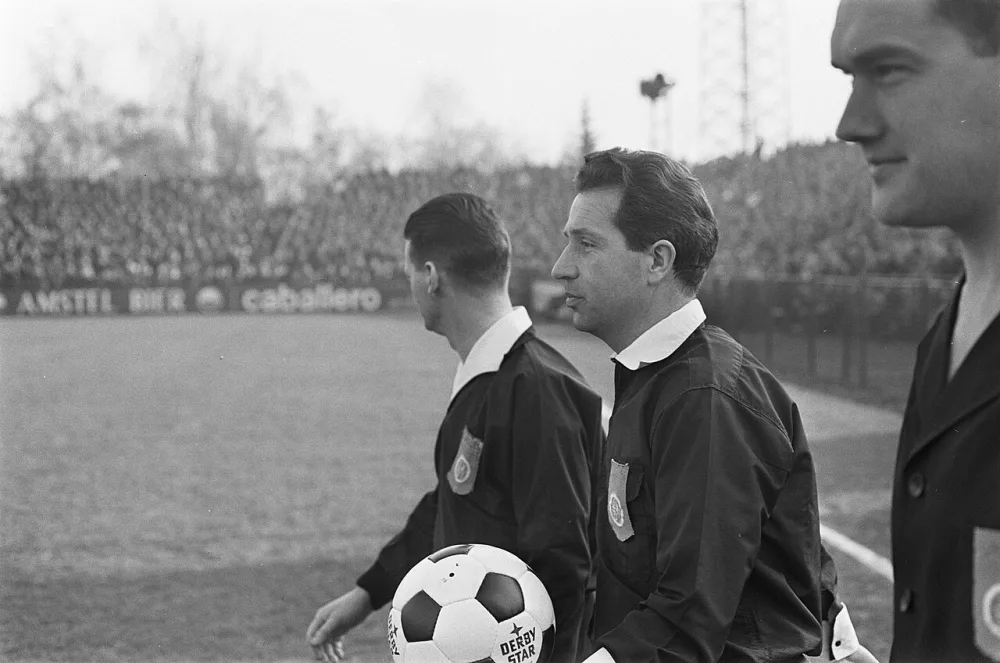 Fortuna 54 tegen Feyenoord 0-1, scheidsrechter Schalks met bal. Foto: Jac. de Nijs / Anefo, Nationaal Archief (CC0).
