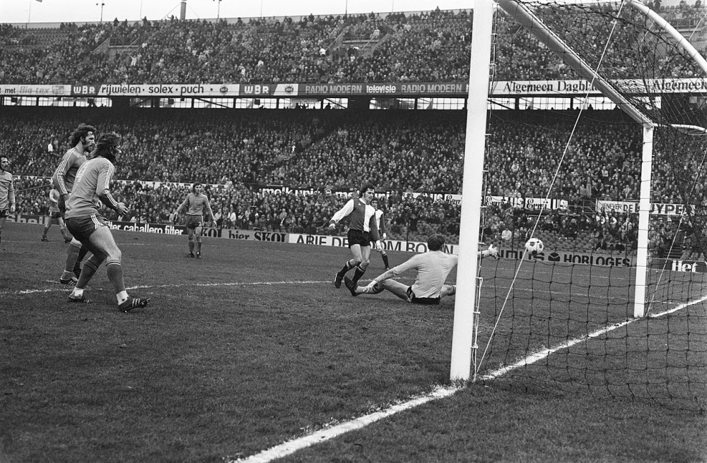 Feyenoord tegen FC Twente , Kristensen scoort 2e doelpunt. Foto: Bert Verhoeff / Anefo, Nationaal Archief (CC0).