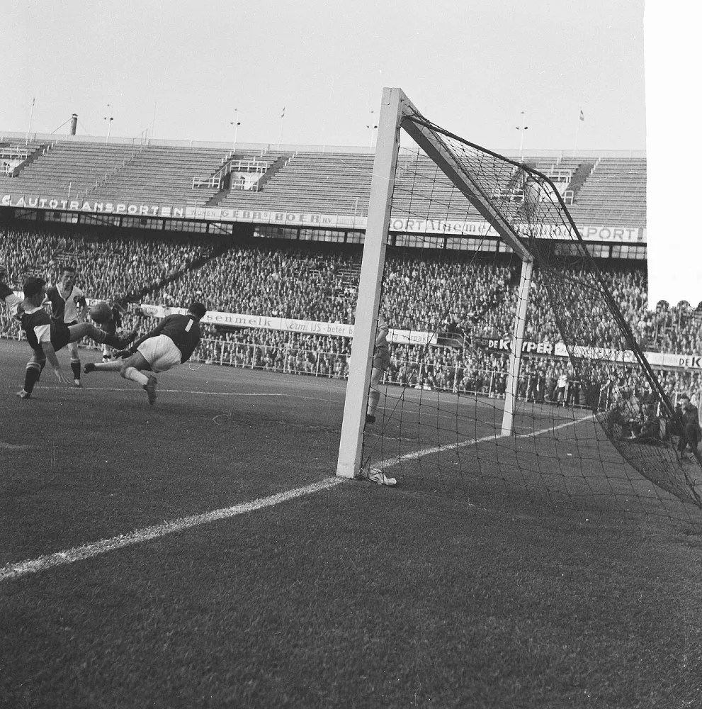 Feyenoord tegen La Chaux de Fonds. Foto: Jan Voets / Anefo, Nationaal Archief (CC0).