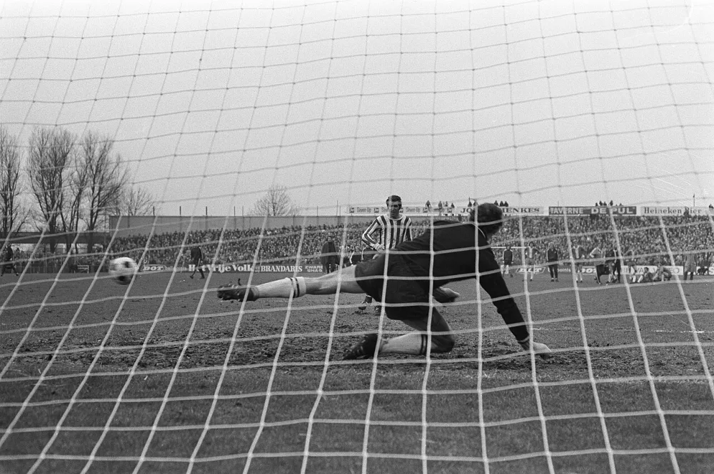 Sparta tegen Feyenoord 2-2 ( KNVB beker ), Bosveld scoort uit penalty (na verlenging) winnende doelpunt. Foto: Rob Mieremet / Anefo, Nationaal Archief (CC0).
