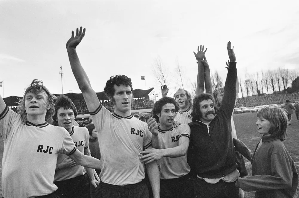 Roda JC tegen Feyenoord 1-0, vrolijke Roda-spelers na afloop. V.l.n.r. Sten Ziegler, Jo "Woem" Körver, Dick Nanninga, Stanley Bish, Jos Dijkstra, Gerrie de Goede en Peter de Wit. Eerste…. Foto: Rob Mieremet / Anefo, Nationaal Archief (CC0).