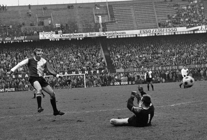 Feyenoord tegen NAC 5-0. Piet Vrauwdeunt scoort 4-0 over NAC-keeper Peter van der Merwe . Foto: Rob Mieremet / Anefo, Nationaal Archief (CC BY-SA 3.0 nl).