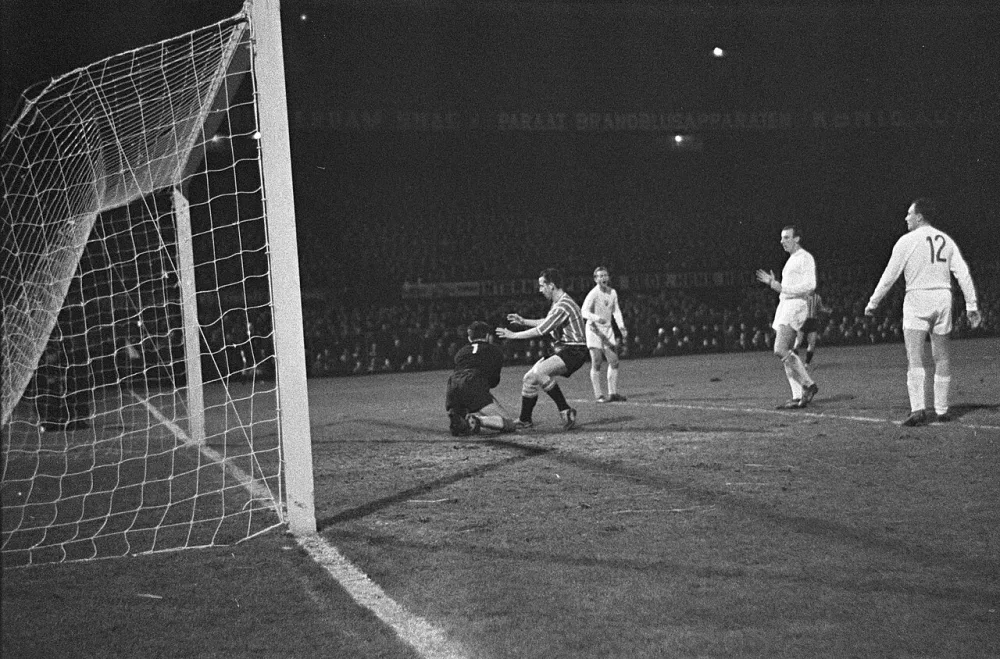 Voetbal Halve Finale Intertoto; Feyenoord - Banik Ostrava (Tjechie) 1-0. Moulijn bij Tsjechische keeper. Foto: Harry Pot / Anefo, Nationaal Archief (CC0).