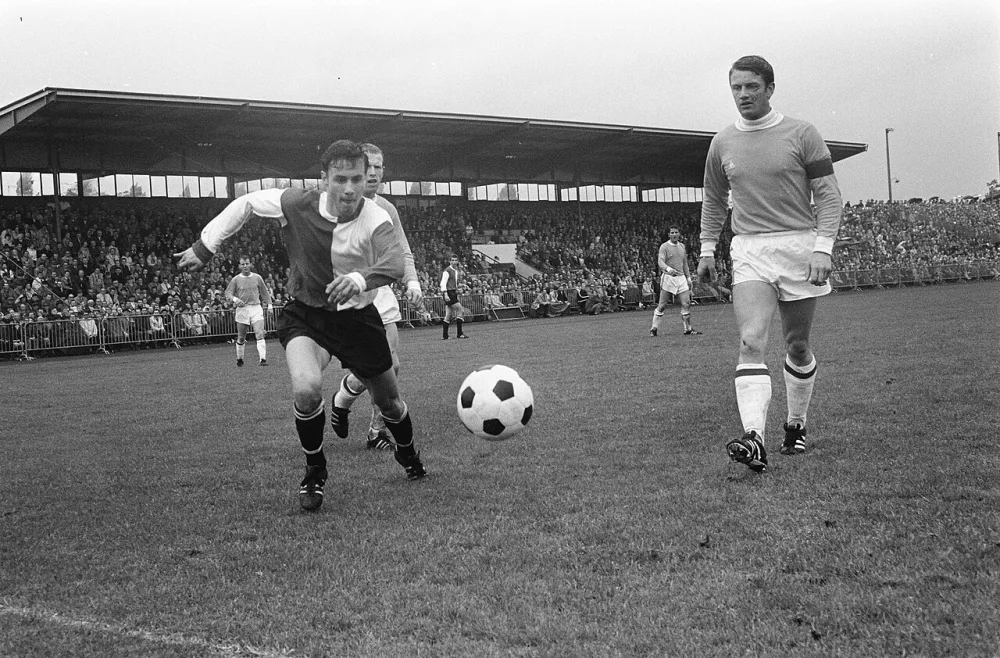 Twente tegen Feijenoord 0-1. Feijenoord kampioen van Nederland in Eredivisie. Ove Kindvall in actie. Rechts Issy ten Donkelaar. Foto: Eric Koch / Anefo, Nationaal Archief (CC0).