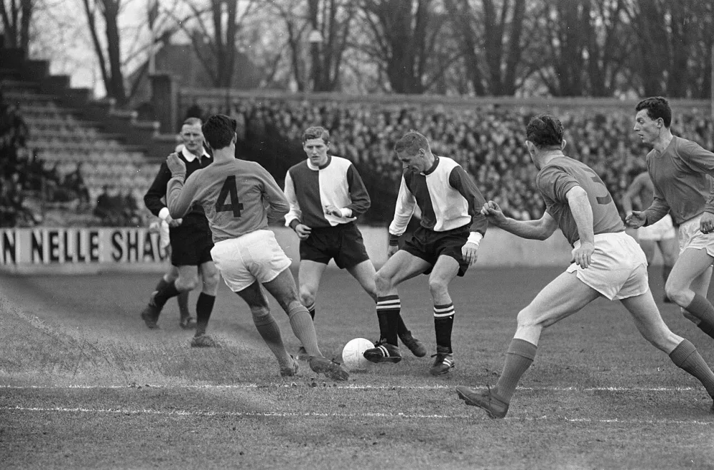 Willem II tegen Feyenoord 0-3, spelmoment, v.l.n.r. Roemgens, Jansen, Bild, Brooymans. Foto: Ron Kroon / Anefo, Nationaal Archief (CC0).