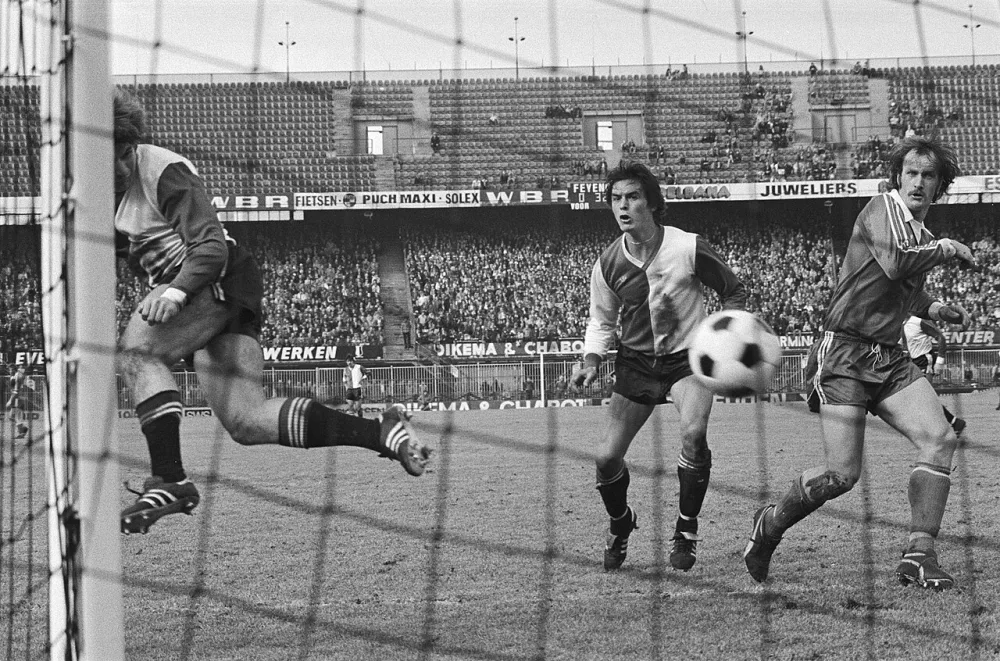 Wim Van Til (links) scoort het eerste doelpunt, midden Jan Peters , rechts Ton Marijt (Sparta). Foto: Koen Suyk / Anefo, Nationaal Archief (CC0).