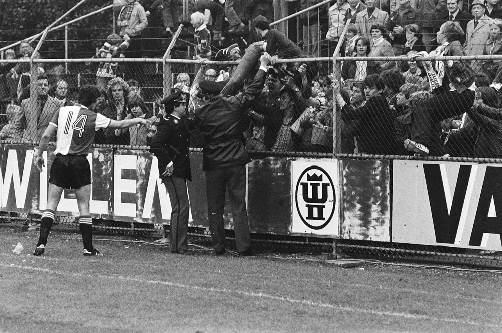 KNVB-beker Volendam tegen Feyenoord 2-1, Feyenoordsupporters over hek geklommen. Foto: Bert Verhoeff / Anefo, Nationaal Archief (CC0).