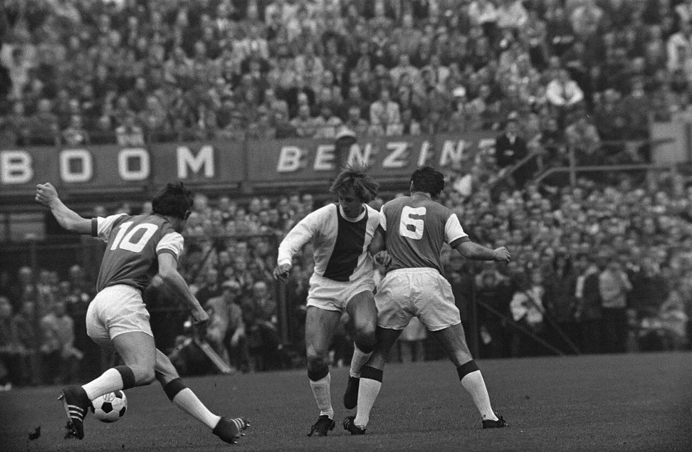 Feyenoord tegen Ajax 1-0. Op de tribune zitten de burgemeesters Thomassen (Rotterdam) en Samkalden (Amsterdam) gebroederlijk naast elkaar. Foto: Eric Koch / Anefo, Nationaal Archief (CC0).