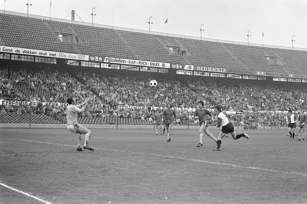Ladinsky scoort het eerste doelpunt. Foto: fotograaf onbekend / Anefo, Nationaal Archief (CC0).