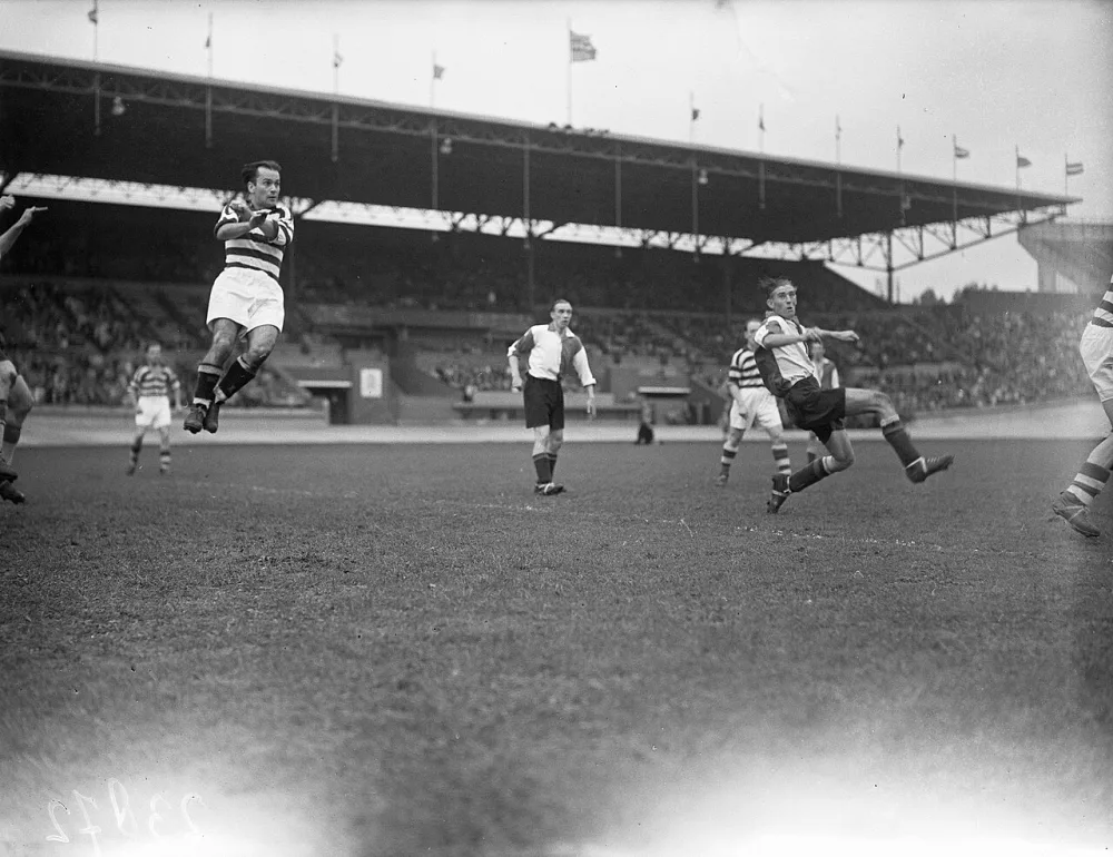 Spelmoment Blauw Wit tegen Feijenoord. Foto: J.D. Noske / Anefo, Nationaal Archief (CC0).