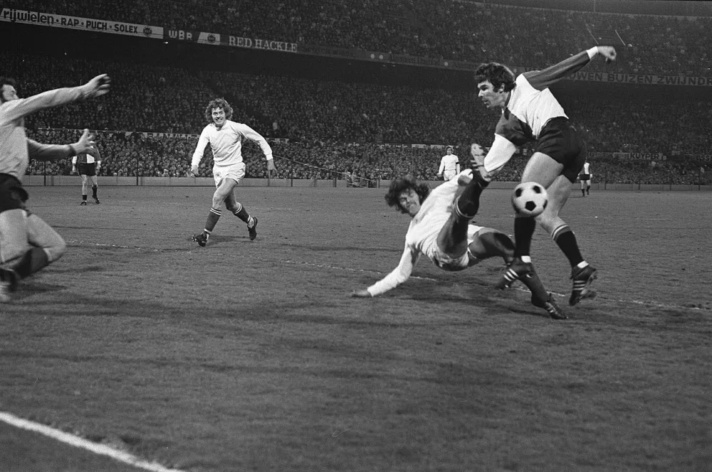 Feyenoord tegen Ajax 1-5, nr. 19 Van Hanegem (rechts) in duel met Hulshoff. Foto: Rob Mieremet / Anefo, Nationaal Archief (CC0).