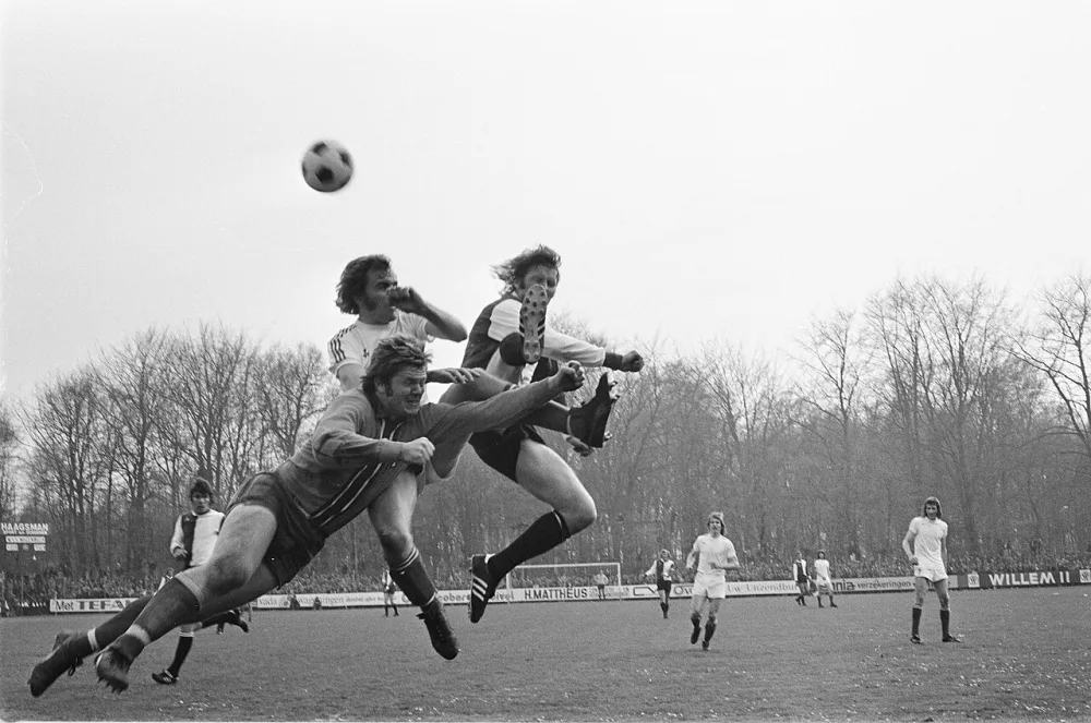 Wim Jansen (Feyenoord) in duel met keeper Bert van Geffen (Wageningen). Foto: Rob Mieremet / Anefo, Nationaal Archief (CC0).