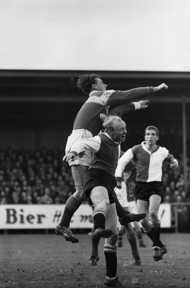 Volendam tegen Feyenoord 0-8. Greuter (Volendam) op voorgrond Haak en Kruiver. Foto: Harry Pot / Anefo, Nationaal Archief (CC0).