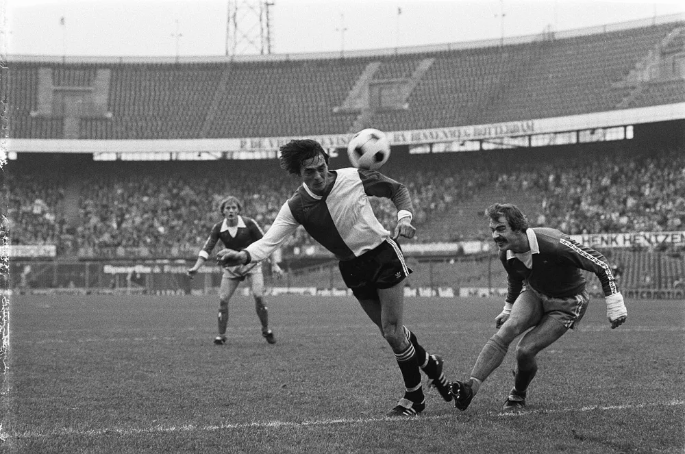 Jan Peters kopt Feijenoord naar 1-0, rechts Johan Huybregts. Foto: fotograaf onbekend / Anefo, Nationaal Archief (CC0).