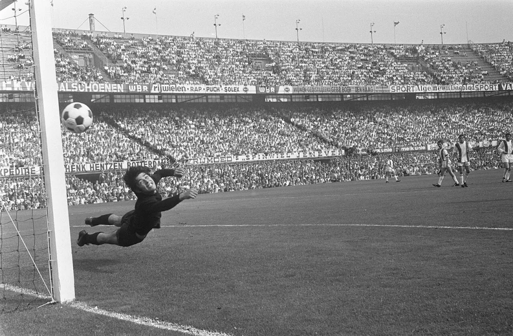 Feyenoord tegen SVV 6-0, Ruud Geels scoort; keeper V. D. Roer komt te laat aanrennen. Foto: Eric Koch / Anefo, Nationaal Archief (CC0).