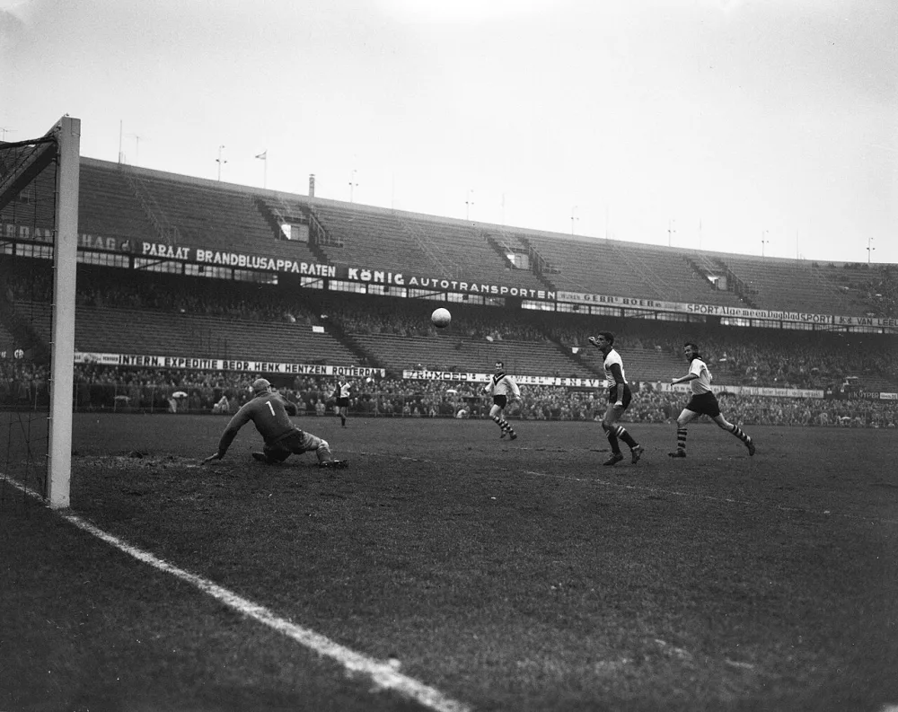 Feyenoord tegen VVV. Spelmoment. Foto: Eric Koch / Anefo, Nationaal Archief (CC0).
