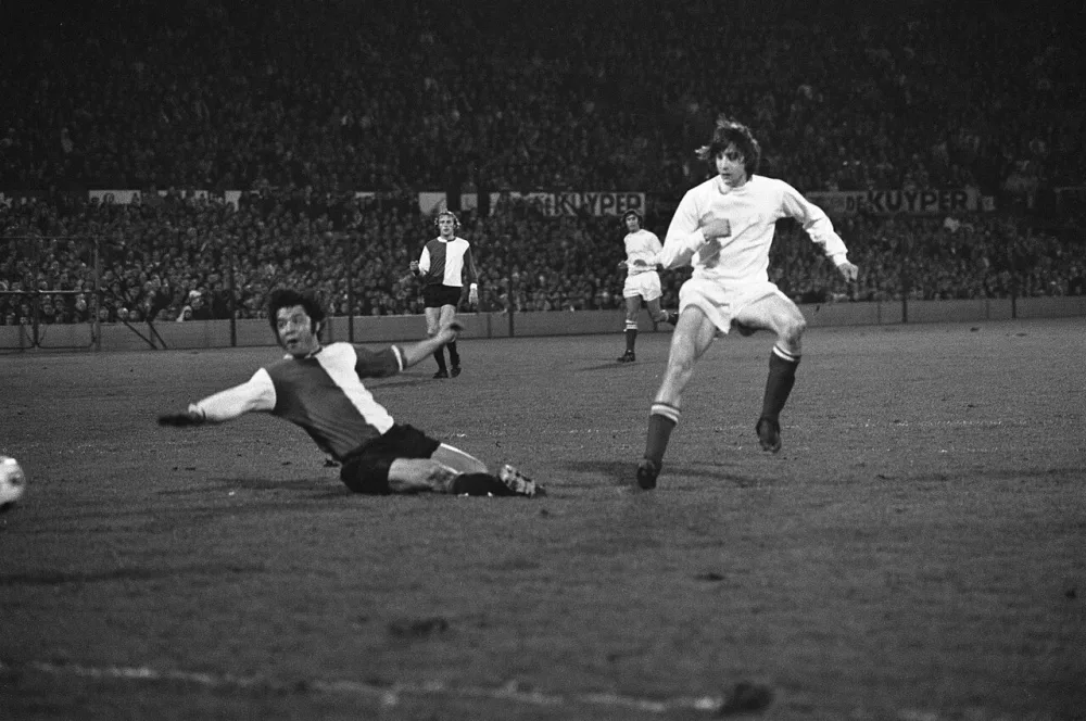 Feyenoord tegen Ajax 1-5, nr. 17 Cruijff scoort 1-3, links Laseroms. Foto: Rob Mieremet / Anefo, Nationaal Archief (CC0).