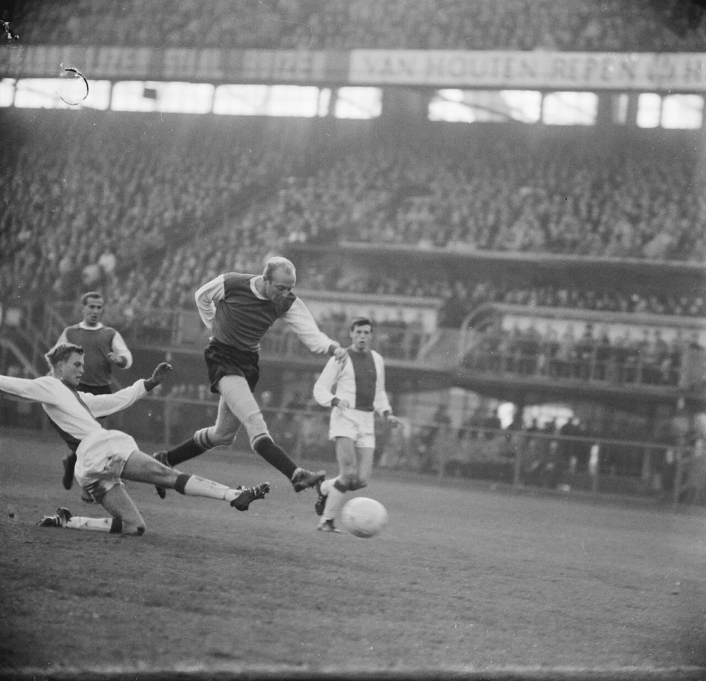 Feyenoord tegen Ajax 9-4, Kruiver scoort (midden) voorgro Haun (Ajax) daarachter Bouwmeester. Foto: Jac. de Nijs / Anefo, Nationaal Archief (CC0).