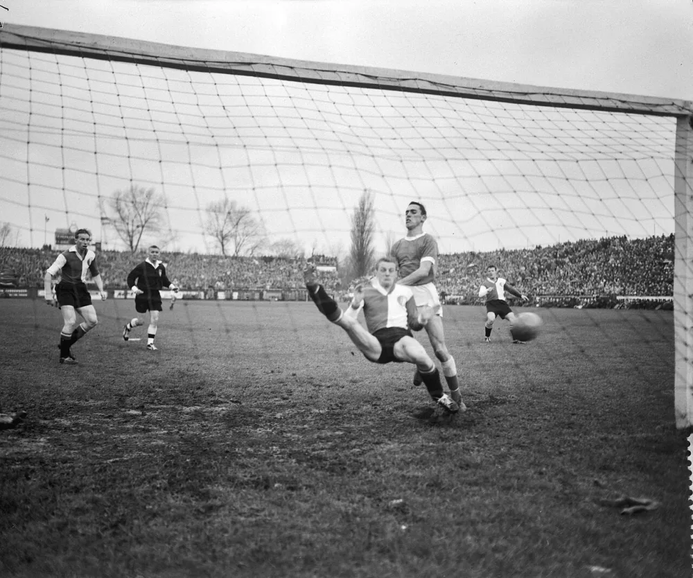 Ajax tegen Feyenoord 4-1, eerste doelpunt van Ajax, Feldman (midden), Walhout en Kreyermaat (r). Foto: Joop van Bilsen / Anefo, Nationaal Archief (CC0).