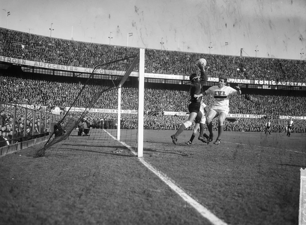 Feyenoord tegen DWS 3-1, Geurtsen in duel met keeper E. P. Graafland. Foto: Joop van Bilsen / Anefo, Nationaal Archief (CC0).