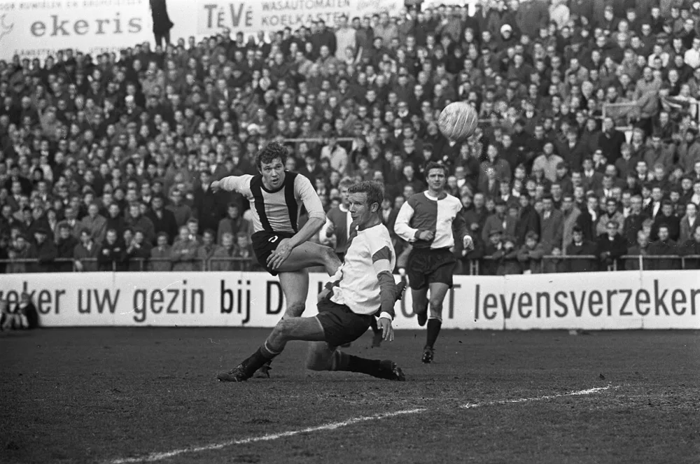 DOS tegen Feyenoord 2-0. Leo van der Veen in duel met Hans Kraay. Foto: Ron Kroon / Anefo, Nationaal Archief (CC0).