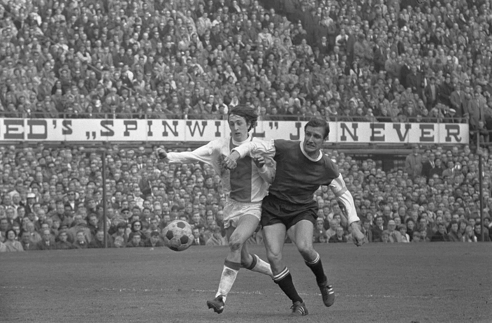 Feijenoord tegen Ajax 1-1 nr. 19 : Cruijff in duel met Veldhoven. Foto: Rob Mieremet / Anefo, Nationaal Archief (CC0).