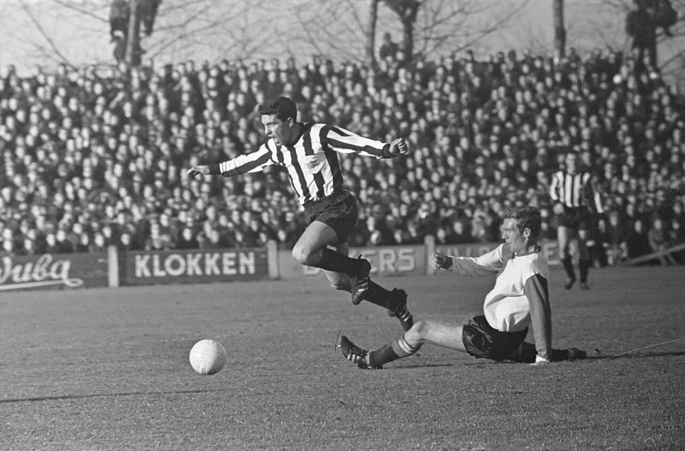 Heracles tegen Feyenoord 1-5, Herman Morsink (Heracles) in duel met Hans Kraay. Foto: Eric Koch / Anefo, Nationaal Archief (CC0).