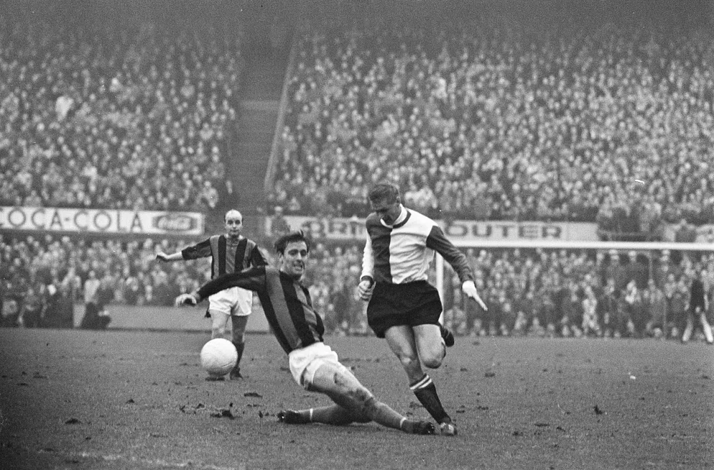Feyenoord tegen DWS 3-2, Bild in duel met Borghuis, links Vonhof. Foto: Eric Koch / Anefo, Nationaal Archief (CC0).