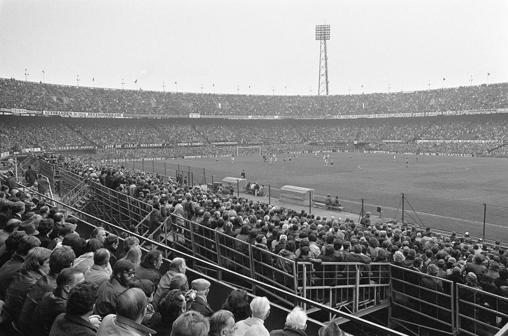 Feijenoord tegen Ajax 1-1; nr. 5, 6: vol Feijnoordstadion nr. 7, 8: Nico Jansen op tribune. Foto: Hans Peters / Anefo, Nationaal Archief (CC0).