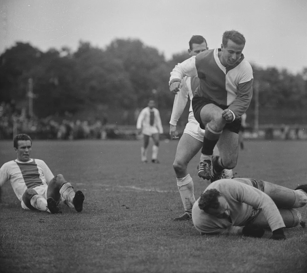 Hilversum tegen Feyenoord. Bouwmeester in duel met keeper van Maren (Hilversum). Foto: Jac. de Nijs / Anefo, Nationaal Archief (CC0).