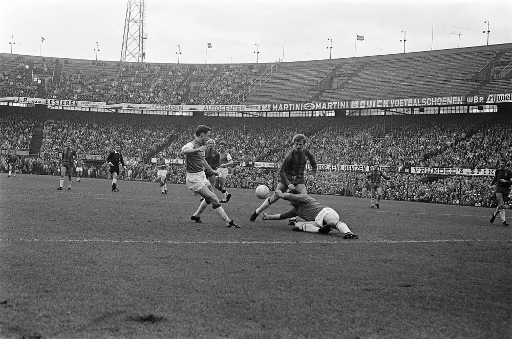 Feyenoord tegen Haarlem 4-0. Wim Jansen krijgt bal. Foto: Bert Verhoeff / Anefo, Nationaal Archief (CC0).