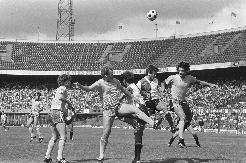 Spelmoment met op de achtergrond een deel van de tribune. Foto: Hans van Dijk / Anefo, Nationaal Archief (CC0).