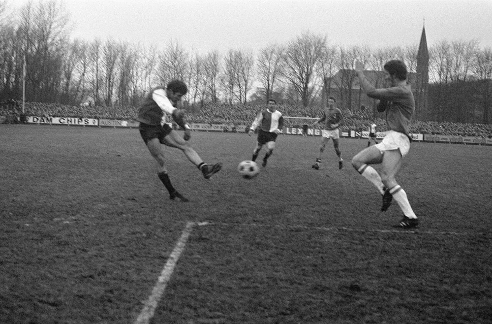 AZ 67 tegen Feyenoord 1-1. Spelmoment. Foto: Bert Verhoeff / Anefo, Nationaal Archief (CC0).