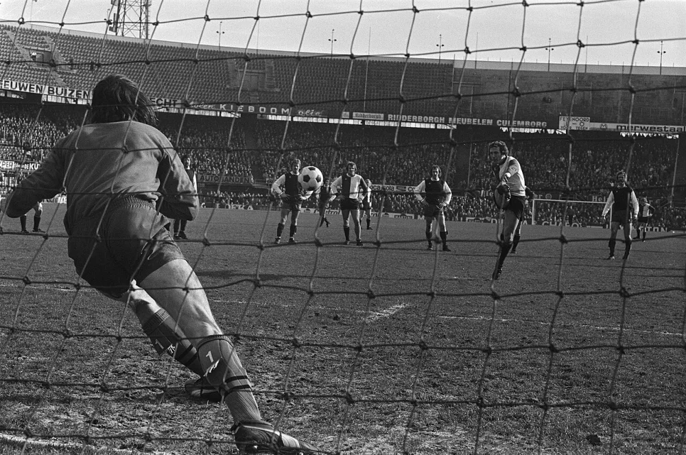 Feyenoord tegen Haarlem 4-0, Schneider scoort uit strafschop langs doelman Boersma. Foto: Hans Peters / Anefo, Nationaal Archief (CC0).