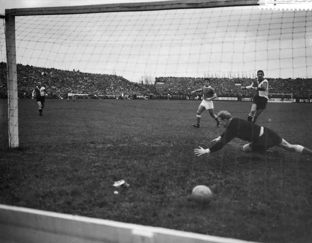 Ajax tegen Feyenoord 4-1, Temming schiet de bal in. Foto: Wim van Rossem / Anefo, Nationaal Archief (CC0).