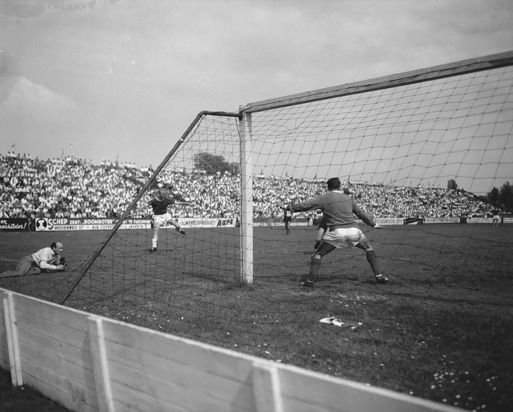 Ajax tegen Feyenoord 1-6, spelmomenten voor het Feyenoorddoel. Foto: Joop van Bilsen / Anefo, Nationaal Archief (CC0).