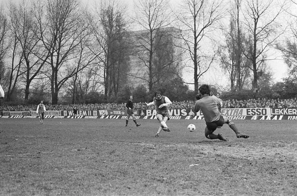 Excelsior tegen Feijenoord 1-4; Kreuz scoort derde doelpunt langs Van de Roer. Foto: Rob C. Croes / Anefo, Nationaal Archief (CC0).
