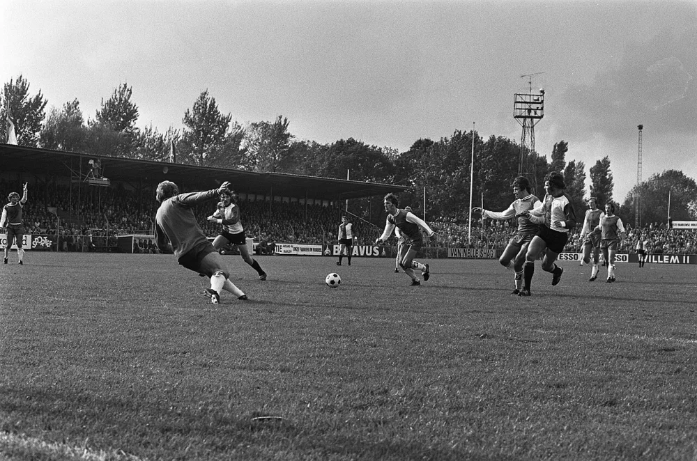 Haarlem tegen Feyenoord 0-3, Kreuz (l) scoort het tweede doelpunt langs doelman Poldervaart, rechts Van Hanegem. Foto: Hans Peters / Anefo, Nationaal Archief (CC0).