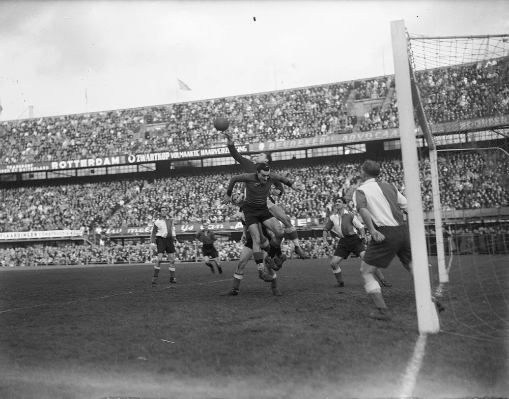 Feijenoord tegen EDO 1-0. Feijenoordkeeper Van Bijl in actie. Foto: J.D. Noske / Anefo, Nationaal Archief (CC0).